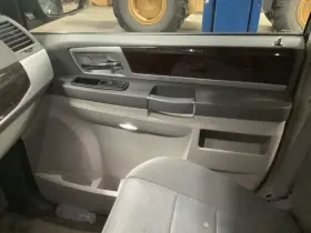 204.ch1610 Town Coun 2010 Front Door Trim Panel 326827