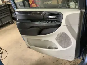 204.ch1611 Town Coun 2011 Front Door Trim Panel 332450 204.ch1611 Town Coun 2011 Front Door Trim Panel 332450