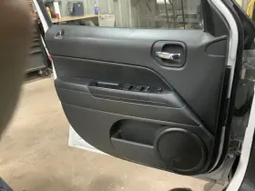 204.ch9116 Patriot 2016 Front Door Trim Panel 324819