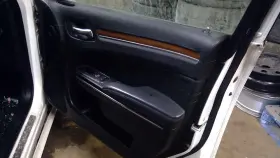 1083963 CHRYSLER Front Right Door Interior Panel 300